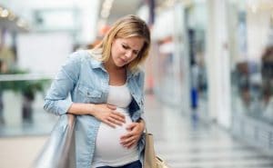 مين كان عندها افرازات بنية وكمل حملها