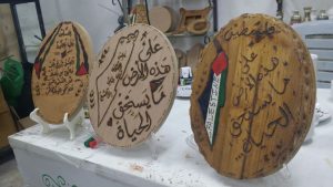 عبارات تكتب على الخشب