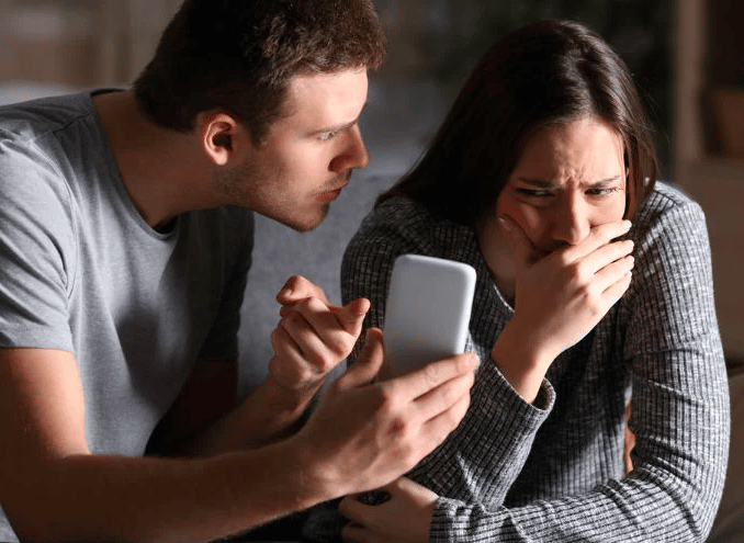 علامات خيانة الزوجة بالهاتف