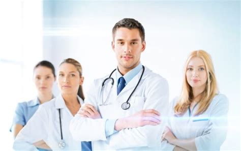 راتب الطبيب في كندا شهريا