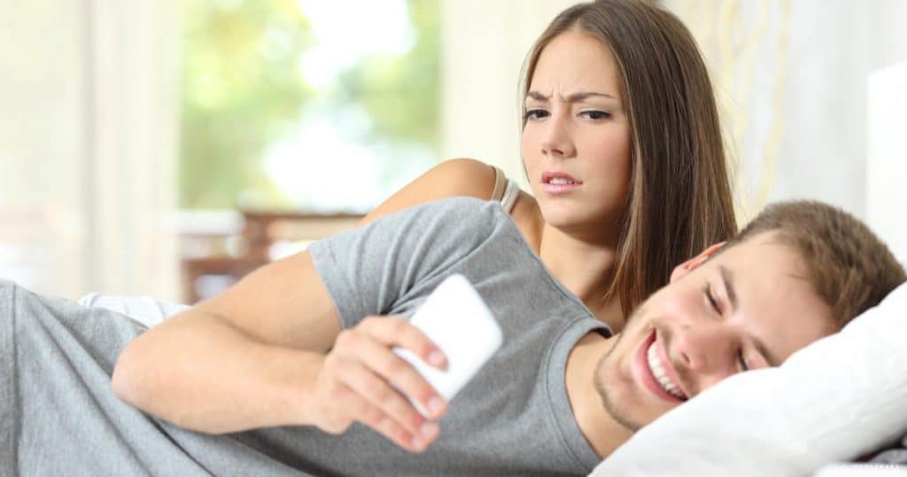علامات خيانة الزوج في الهاتف