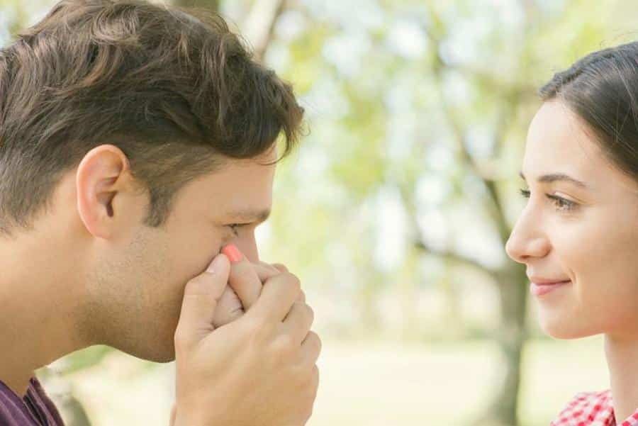 كيف أجعل زوجي يهتم بي أكثر من أهله