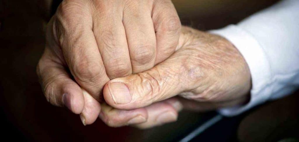 تعبير عن مساعدة كبار السن