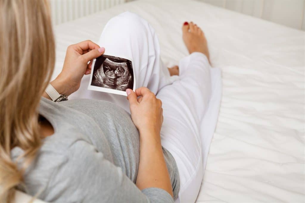 أين يكون نبض الجنين الذكر