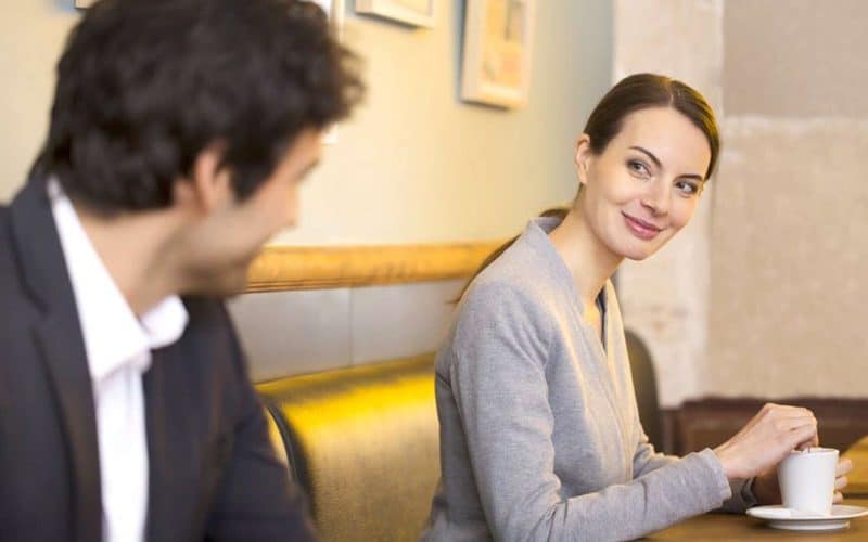 كيف تجعل فتاة تحبك دون التكلم معها