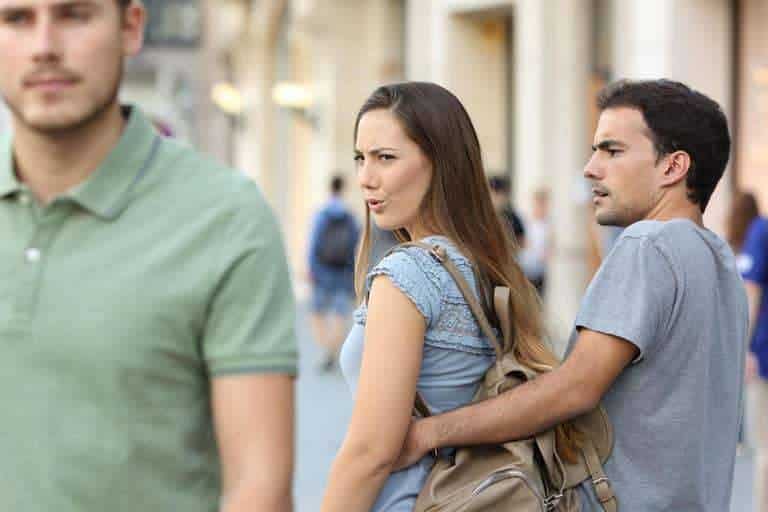 هل الشخص الذي يغار عليك يحبك 