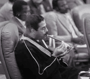 خلفيات صدام حسين يدخن 5
