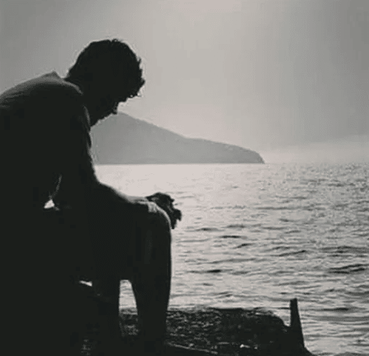 شباب حزين على البحر 2