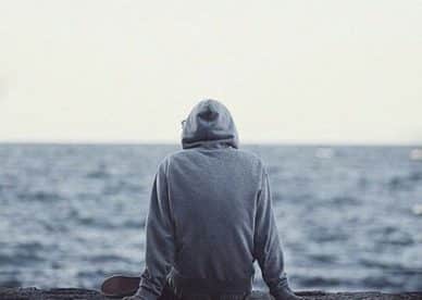 شباب حزين على البحر1