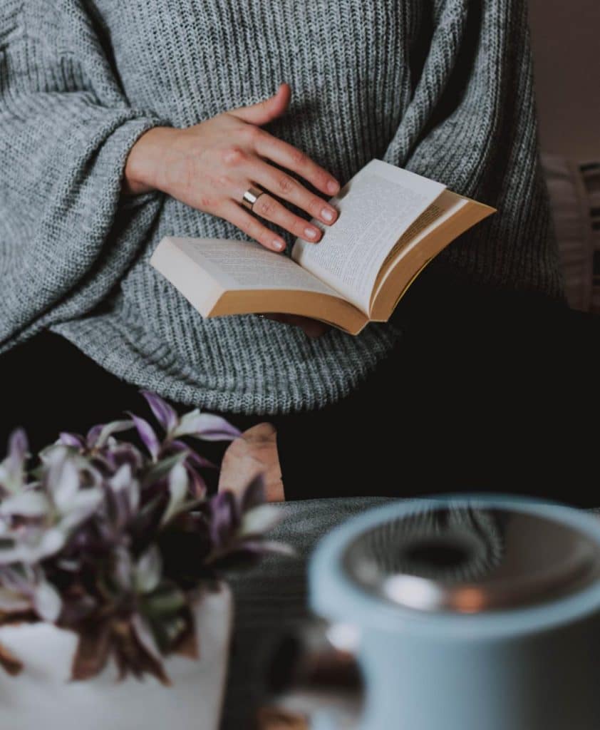 رمزيات بنات مع كتب 1