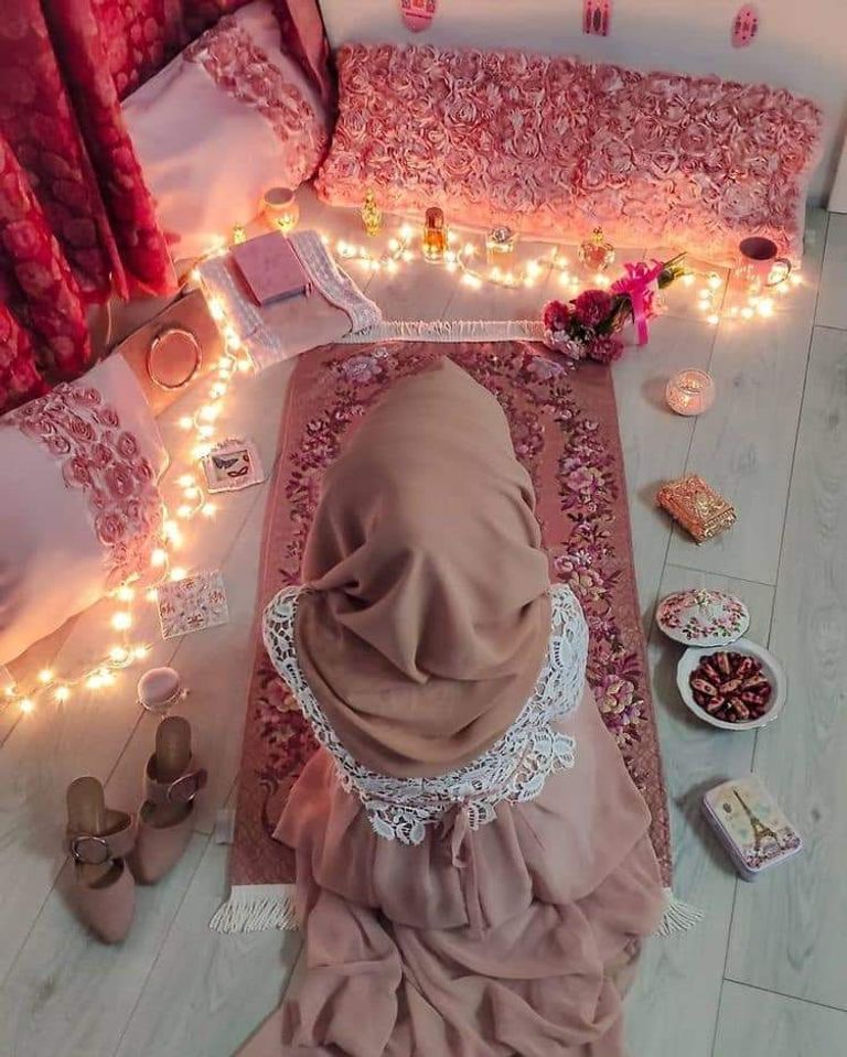 بنات تصلي وتدعي 4
