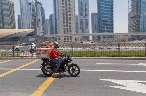 كيفية توصيل الطعام والطلبات في الامارات في اسرع وقت