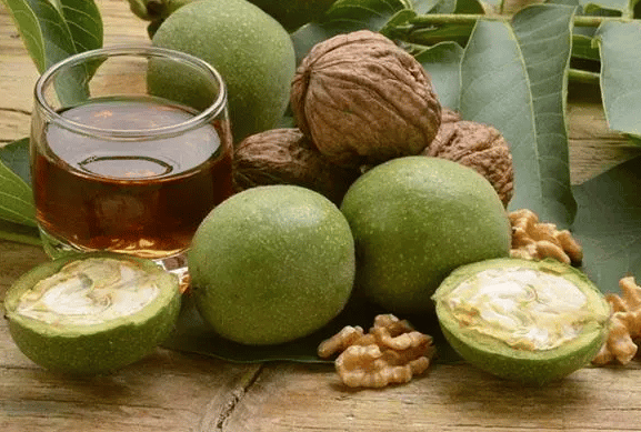هل توجد أضرار لقشر الجوز؟