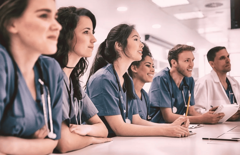 جامعات فيها تخصص طب طوارئ