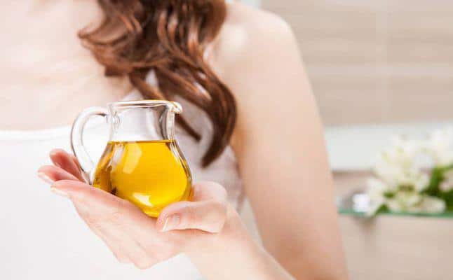 أضرار وضع زيت الزيتون على السرة
