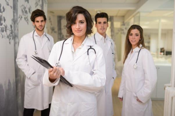 الفرق بين طب الطوارئ والطب البشري