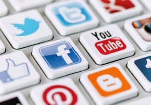 إيجابيات وسلبيات مواقع التواصل الاجتماعي