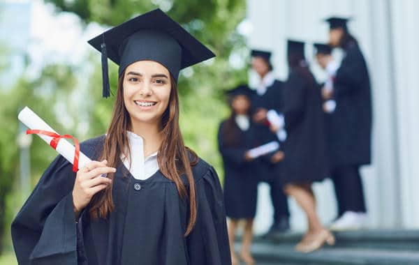 ايجابيات وسلبيات الدراسة في الخارج