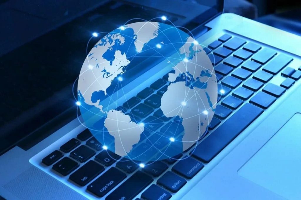 إيجابيات وسلبيات الدردشة عبر الإنترنت
