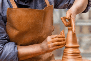 تعبير عن صناعة الفخار