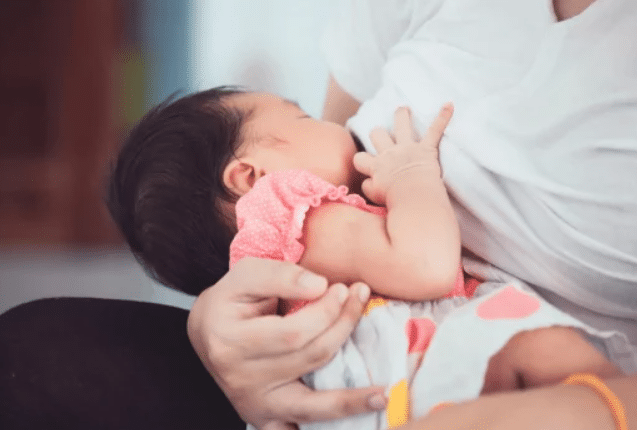 كم يحتاج الرضيع من رضعة في اليوم