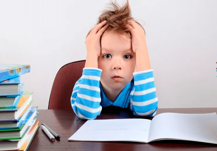 كيف اتعامل مع الطفل الذي لا يحب الدراسة