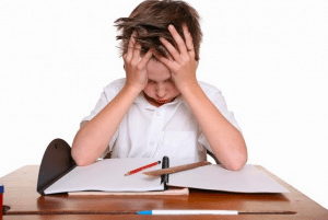 كيف اتعامل مع الطفل الذي لا يحب الدراسة