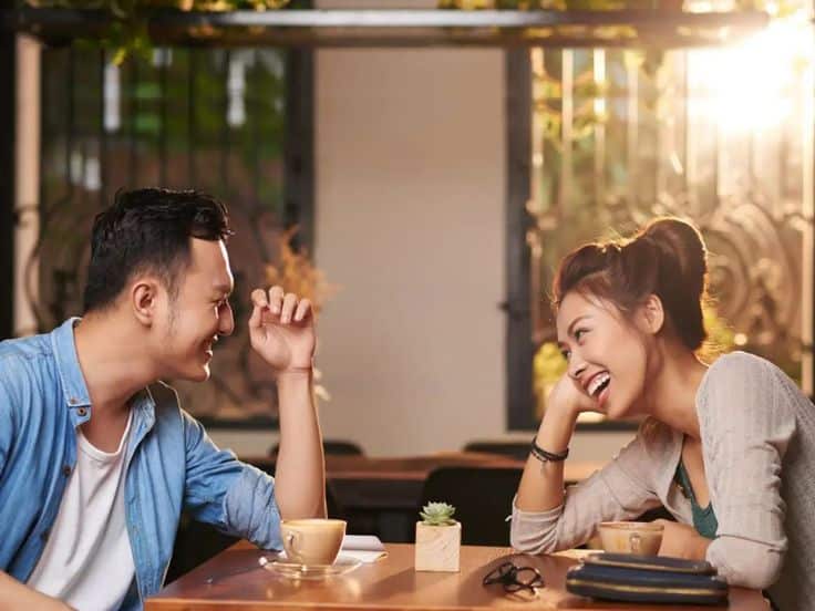 كيف تبدأ الحديث مع فتاة لاول مرة