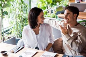 كيف تبدأ محادثة مع شخص تحبه