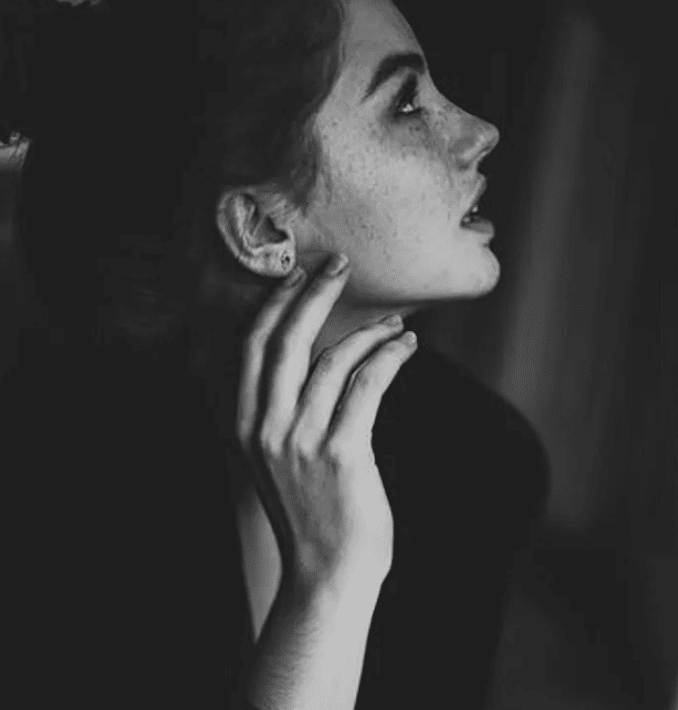 خلفيات تيك تـوك سوداء للبنات 4