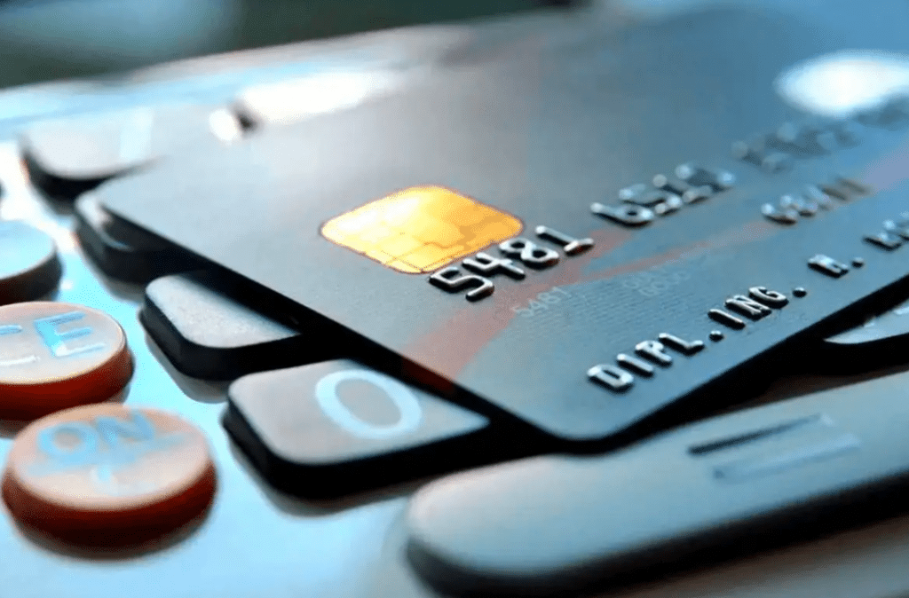 فتح حساب بنكي بدون حد أدنى في الإمارات