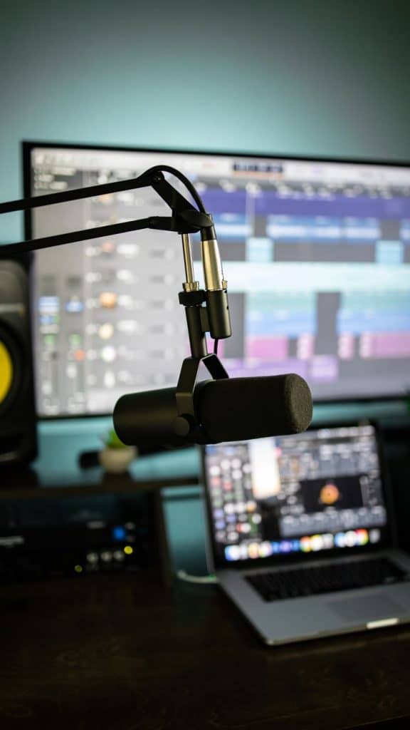 إذاعة مدرسية عن الاستخدام الآمن للإنترنت والألعاب الإلكترونية