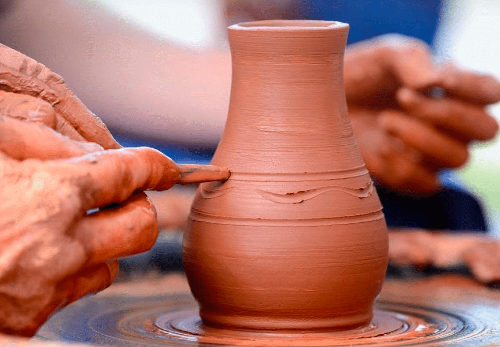 تعبير عن صناعة الفخار