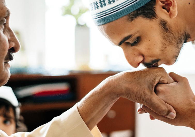 اذاعة مدرسية عن الوالدين
