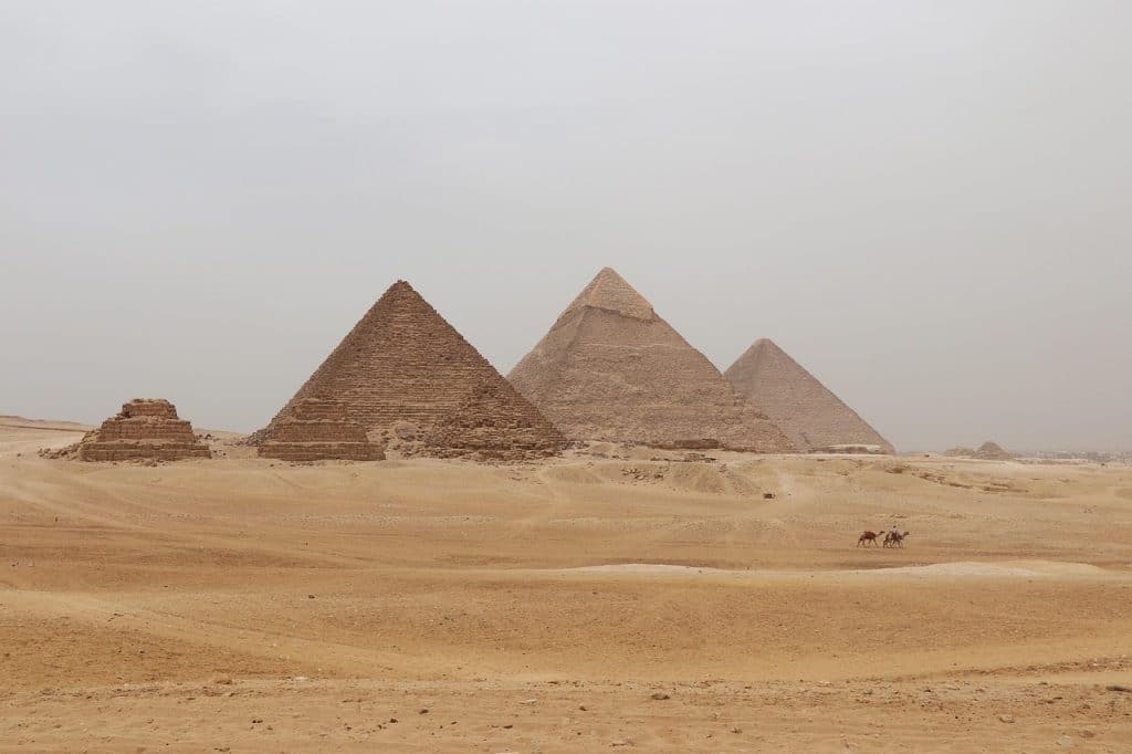 مقال بالانجليزي عن سر بناء الأهرامات الثلاثة وعبقرية البناء والتخطيط مترجم بالعربي