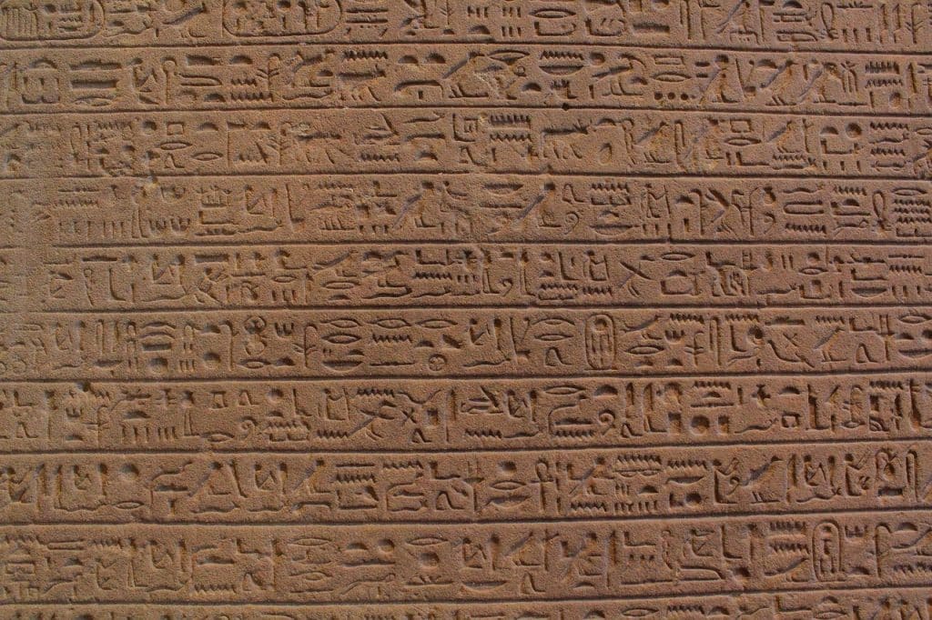 بحث عن أهمية النقوش الأثرية في مصادر التاريخ بالعربي والانجليزي