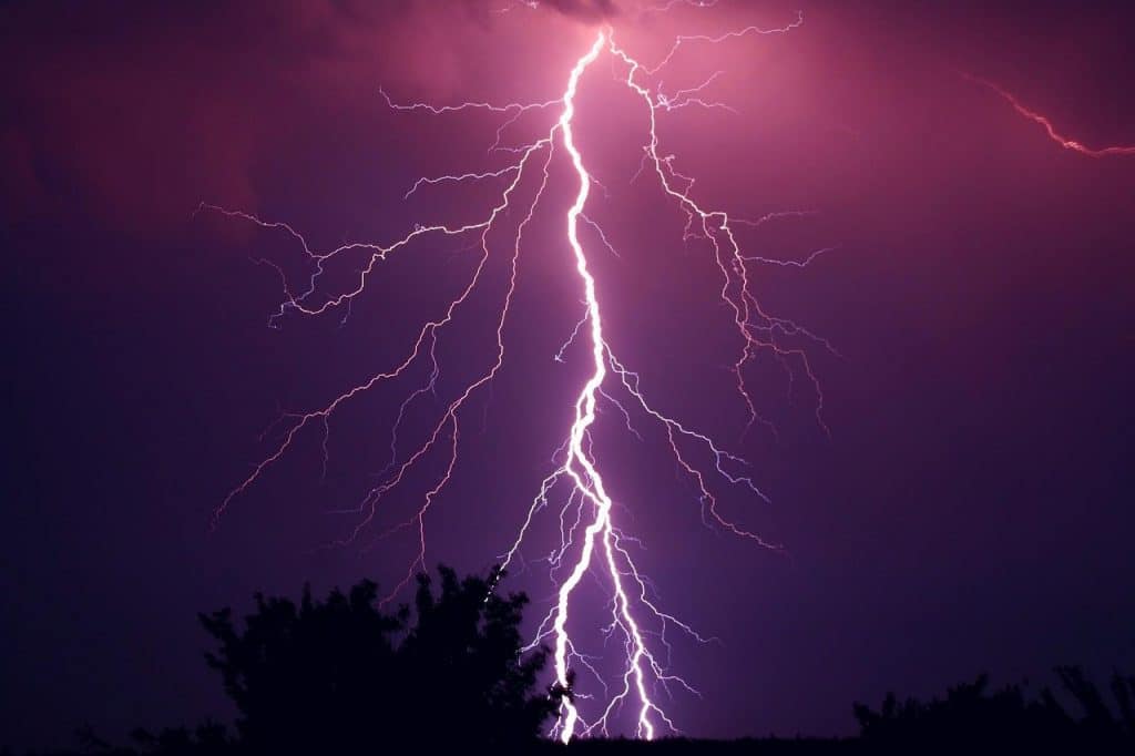 بحث عن لماذا نرى البرق قبل سماع الرعد ؟ التفسير العلمي بالانجليزي والعربي