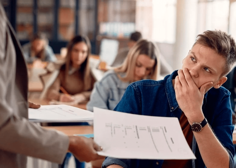 بحث بالأنجليزي عن التغذية الراجعة في العملية التعليمية مترجم للعربي