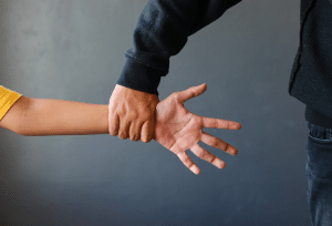 تعبير بالانجليزي عن وسائل مواجهه العنف المجتمعي والحد منه