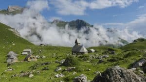 موضوع تعبير حول سويسرا بالانجليزي والعربي