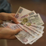 العملات ليست أشياء جامدة. فالأوراق النقدية يُعاد تصميمها، والعملات المعدنية يُعاد إصدارها، وخصائص الأمان تُحدَّث، وتظهر إصدارات تذكارية للاحتفاء بمحطات سياسية أو ذكريات وطنية أو إصلاحات اقتصادية. ومع ذلك، غالباً ما تظهر المعلومات حول هذه التغييرات على نحو متفرّق — مدفونة في إعلانات تقنية للبنوك المركزية، أو مطروحة بسياق محدود، أو منشورة بعد وقت طويل من دخول التغييرات إلى التداول. وبالنسبة للقراء العاديين، يسهل تفويت مثل هذه المستجدات ويصعب تفسيرها.